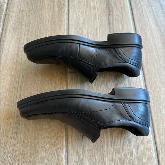 ECCO Helsinki 2.0 Slip On Shoes - Picture 2 of 11